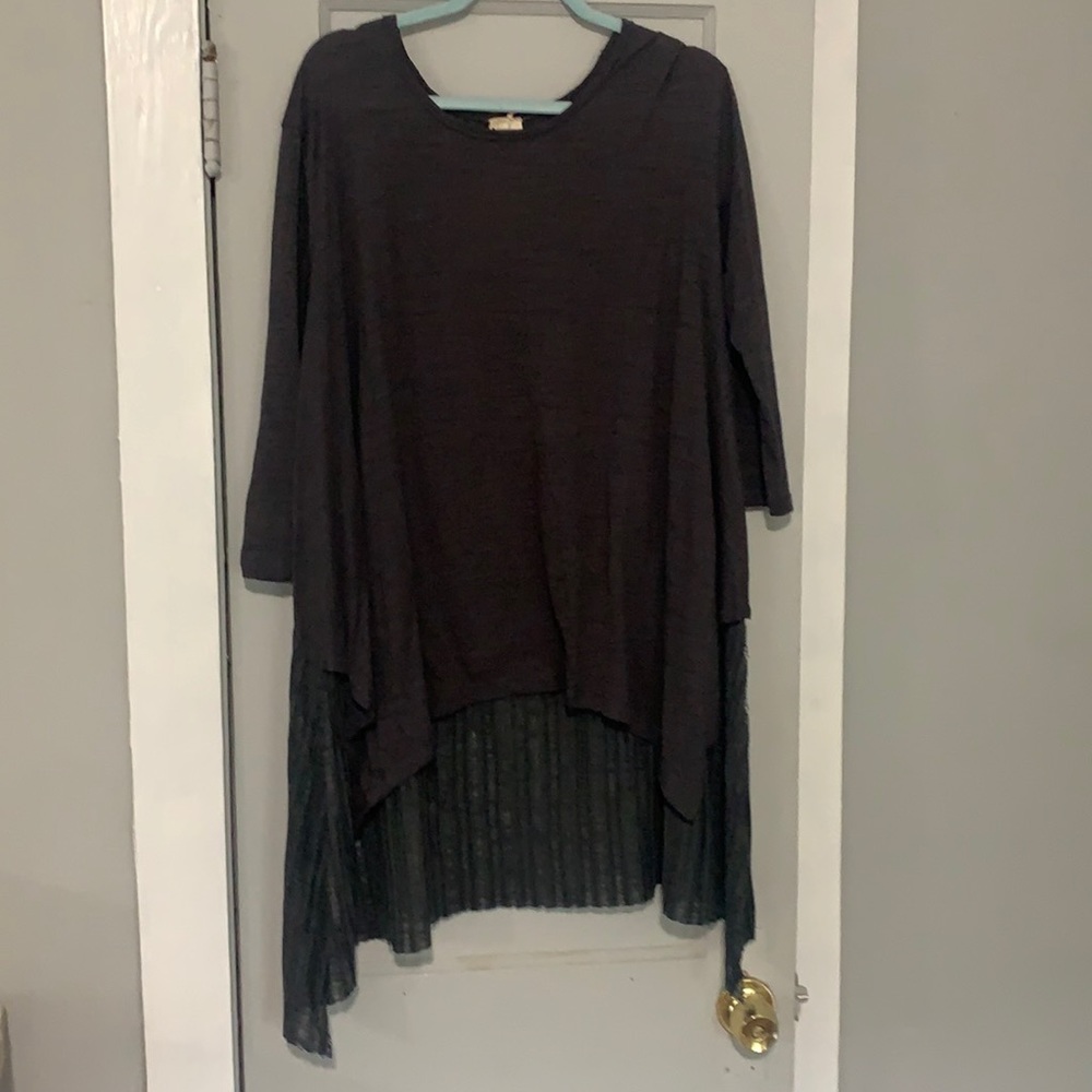 Hyku long top with 3/4 sleeves. Never worn !